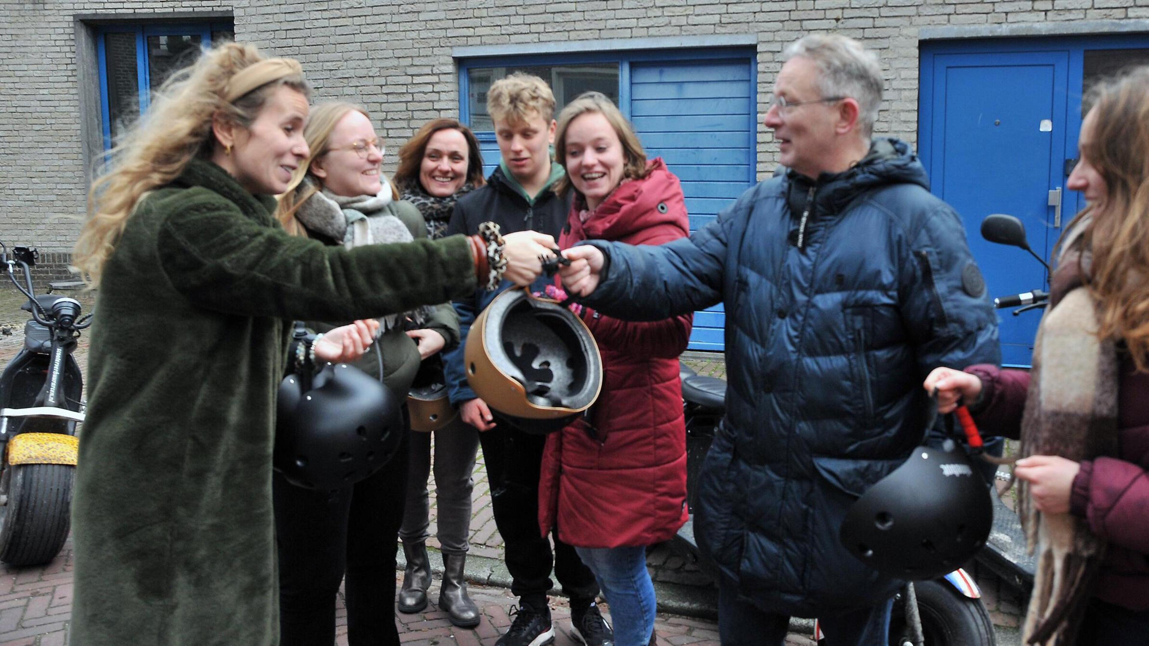 Verplichte helm voor snorfietser: ‘Met een pispot op het hoofd voorbij gereden worden door e-biker z
